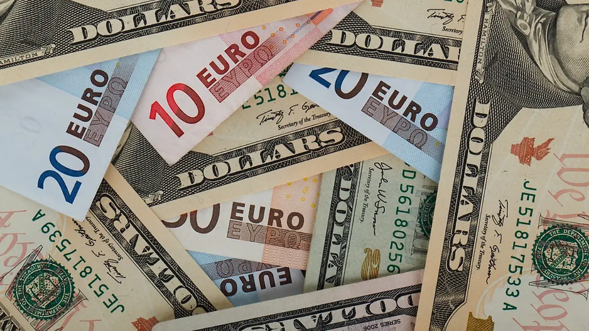 Euro cae a la paridad con el dólar por primera vez en 20 años